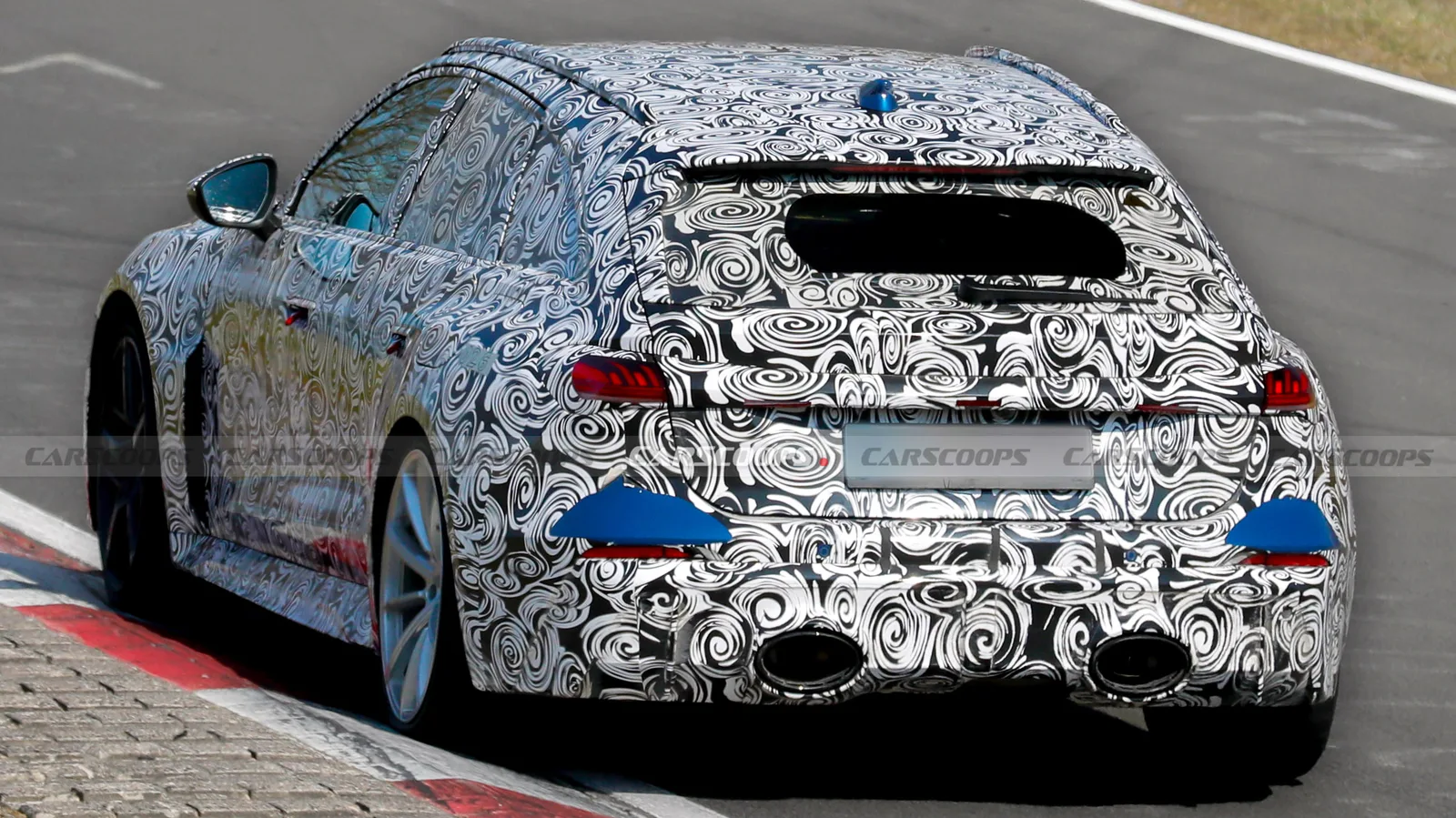 La nouvelle Audi RS5 fléchit les échappements massifs et une surtension de puissance